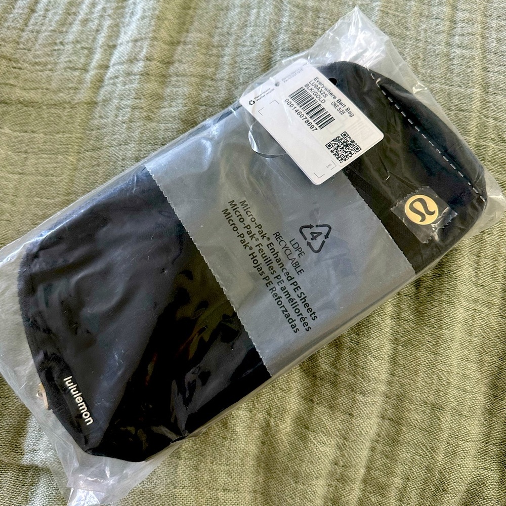 Lululemon everywhere belt bag black and gold 1L